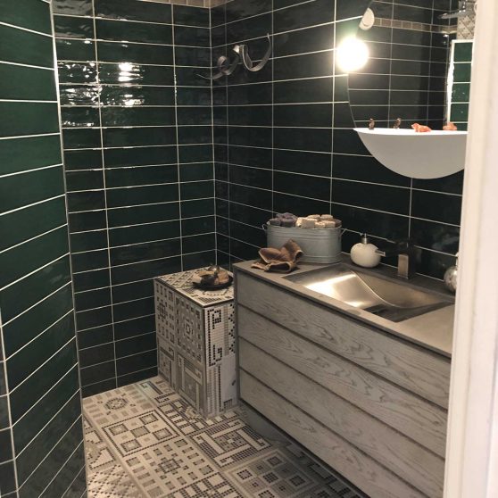 Plattsättning i badrum, grönt och mönstrat kakel