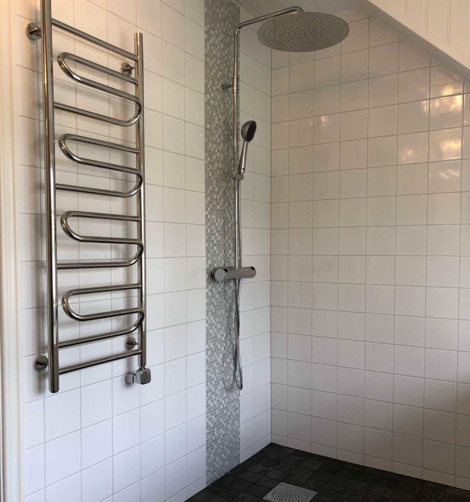 Nyrenoverad dusch med handdukstork, EB Golv & Kakel